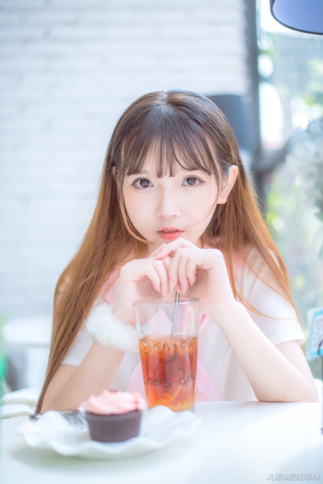 “不成功，便成仁。”吕布默默地点了点头，看了贾诩一眼，叹了口气：“虽然无法认同，至少我们做不到，但这种人，的确让人敬佩，传我命令，让礼部在周瑜葬礼之上，送一份礼物过去，表达一下我军对周瑜的敬意。”